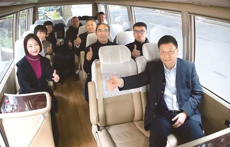 20240306-1-EWC电竞官网循环组织收看第十四届全国人民代表大会第二次会议开幕会.jpg